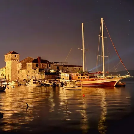 D&m Delux 3 * Kastela